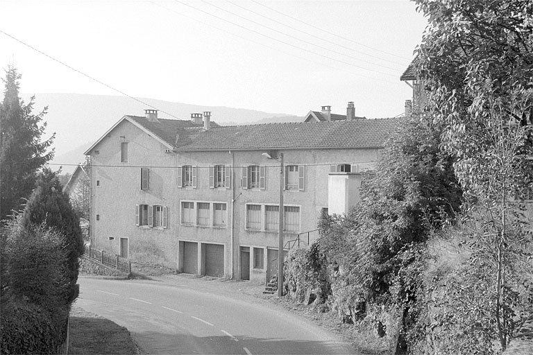 Tournerie désaffectée et logement patronal (I, J), vus du nord-ouest.