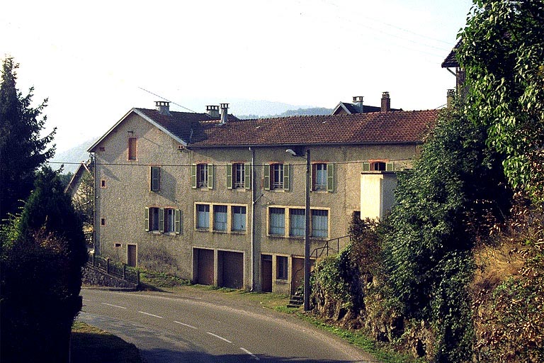 Tournerie désaffectée et logement patronal (I, J), vus du nord-ouest.