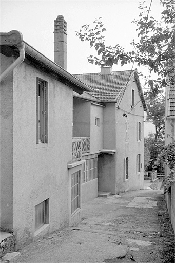 Tournerie désaffectée et logement patronal (I, J), vus du sud-ouest.