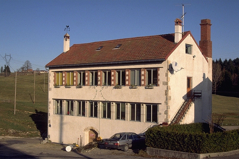 Façade antérieure, de trois quarts droit.