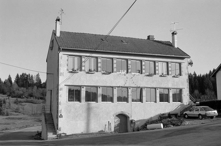 Façade antérieure, de trois quarts gauche.