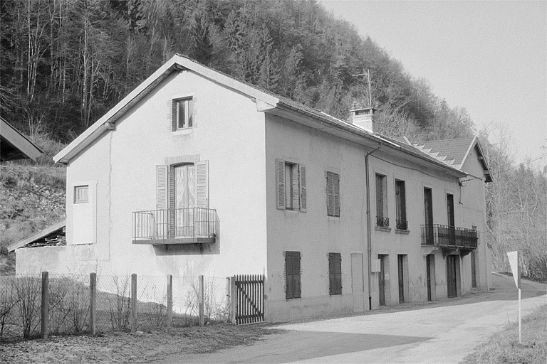 Façade antérieure, vue de trois quarts gauche.