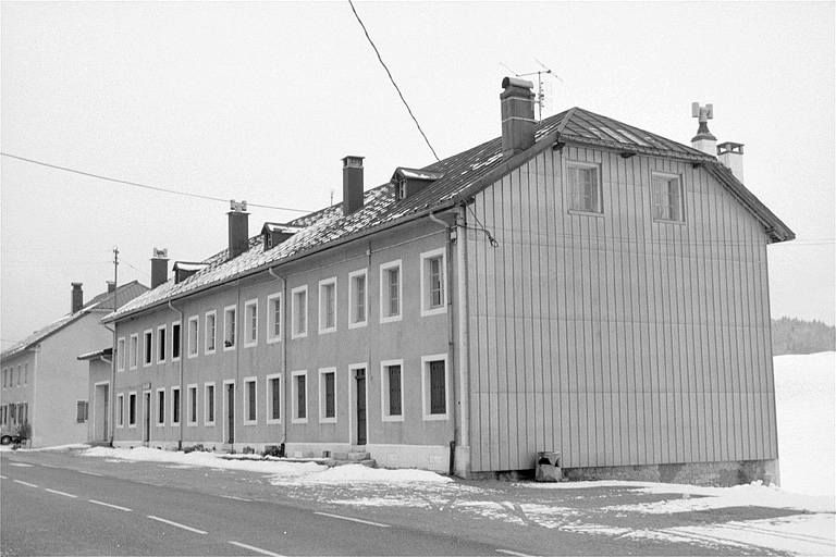 Logement d'ouvriers vu de trois quarts droit, en hiver.