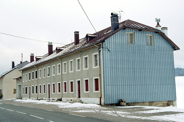 Logement d'ouvriers vu de trois quarts droit, en hiver.
