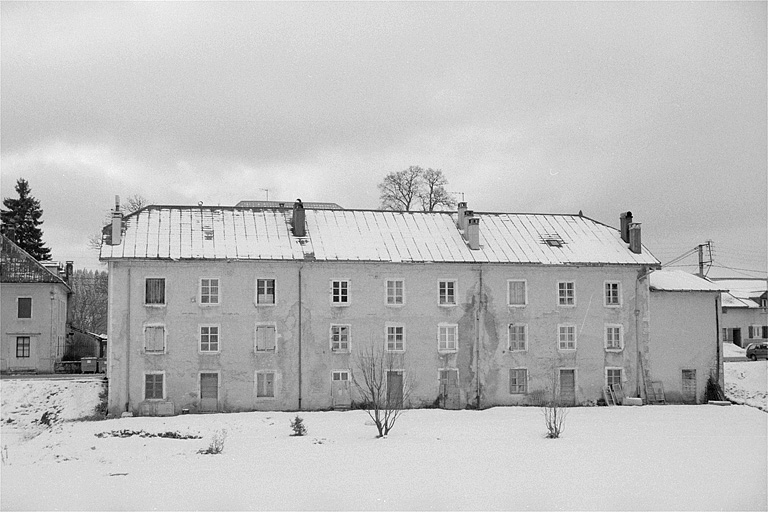 Façade postérieure du logement d'ouvriers, en hiver.