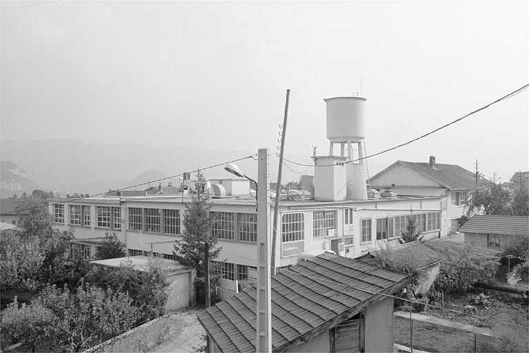 Ancienne usine, depuis le logement patronal.