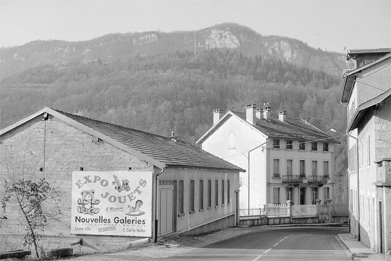 Façade antérieure de l'atelier de fabrication et du logement patronal.