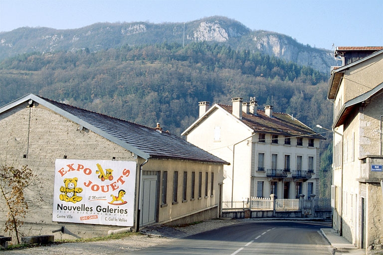 Façade antérieure de l'atelier de fabrication et du logement patronal.