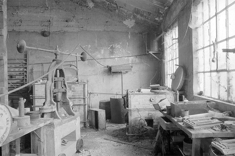 Intérieur de l'atelier de fabrication des cylindres (G).