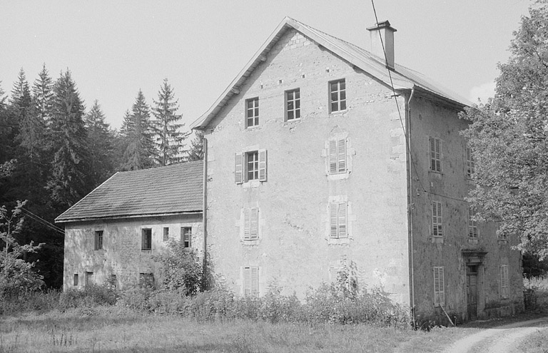 Logement et atelier de fabrication (B, C).