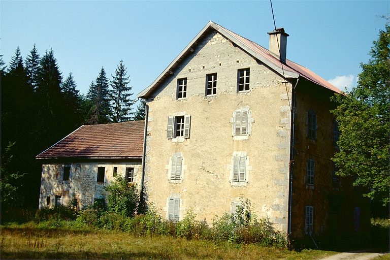 Logement et atelier de fabrication (B, C).