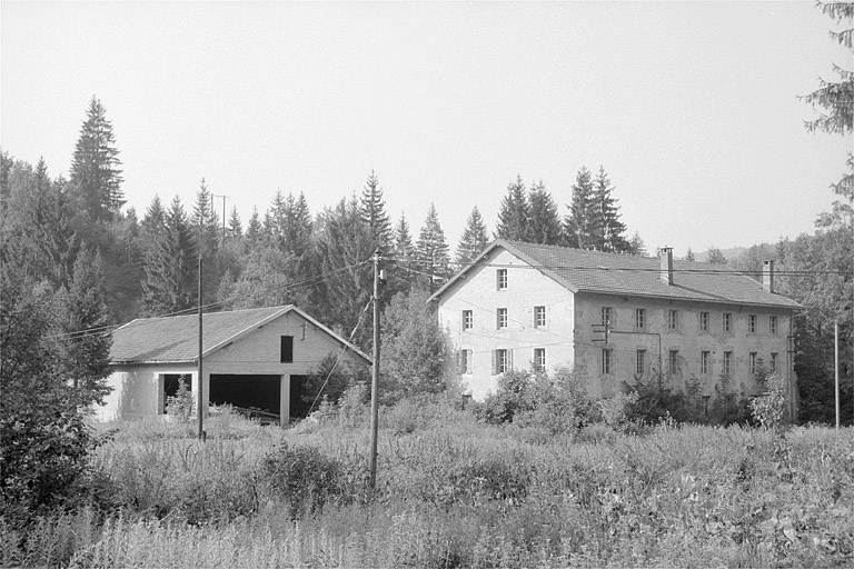 Scierie, logement et atelier de fabrication (E).