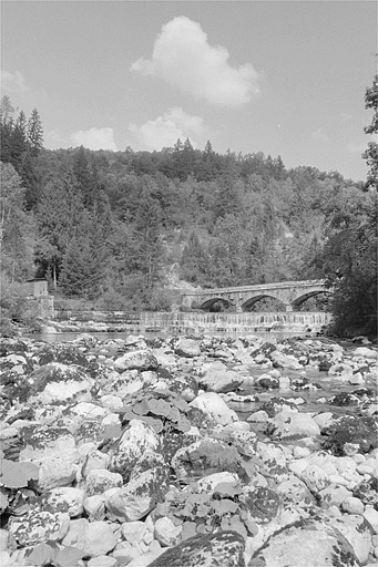 Le barrage, vu de l'aval.