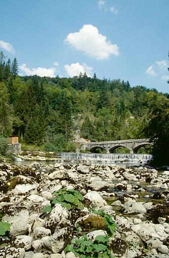 Le barrage, vu de l'aval.