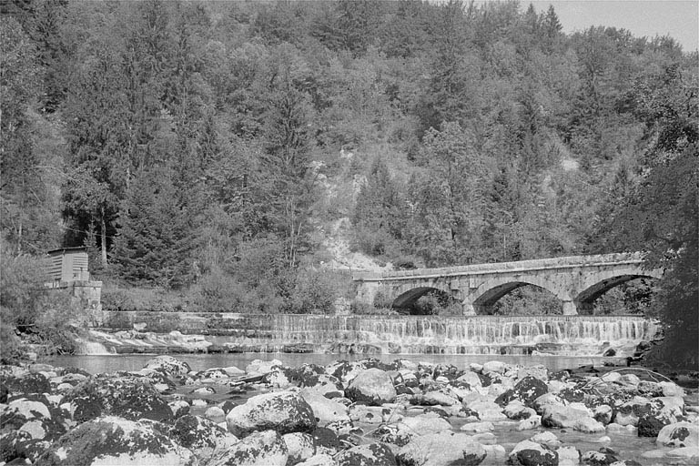 Le barrage, vu de l'aval.