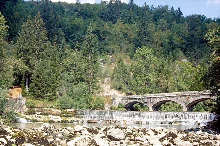 Le barrage, vu de l'aval.