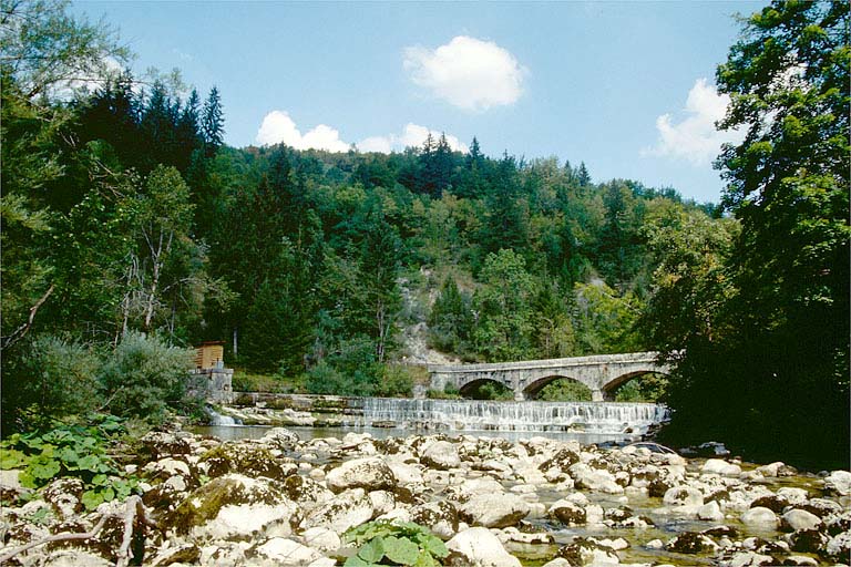 Le barrage, vu de l'aval.