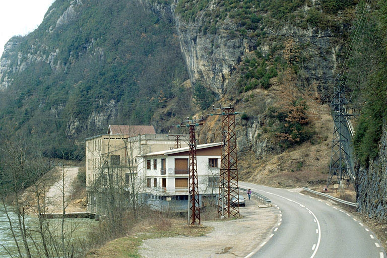 Vue d'ensemble : logement d'ouvriers et centrale.