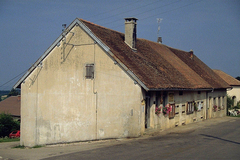 Façade antérieure vue de trois quarts gauche.
