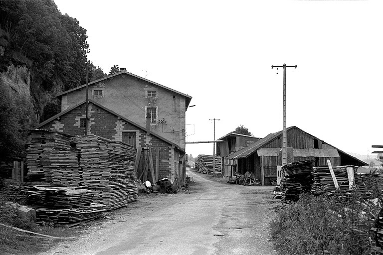 Atelier de réparation, ancien atelier de fabrication et magasin industriel.
