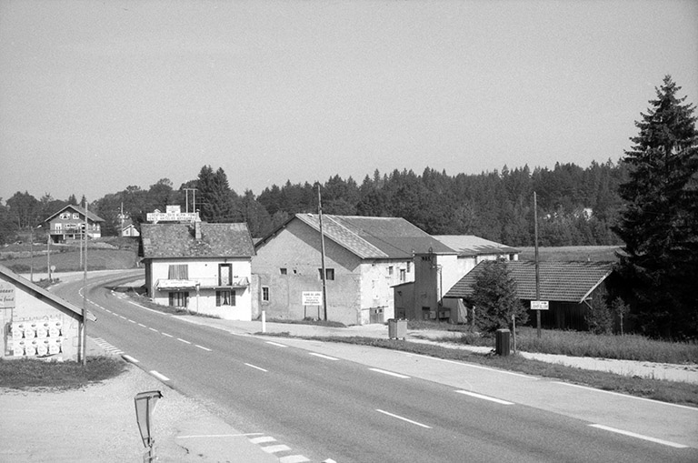 Logement patronal, ateliers de fabrication et transformateur.Ancienne parqueterie à droite.