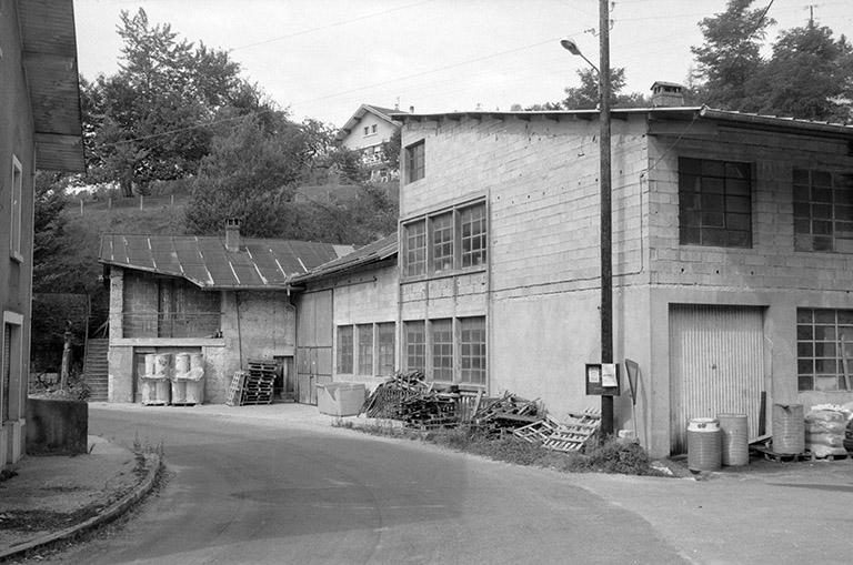 Bâtiments récents (H, I, J).