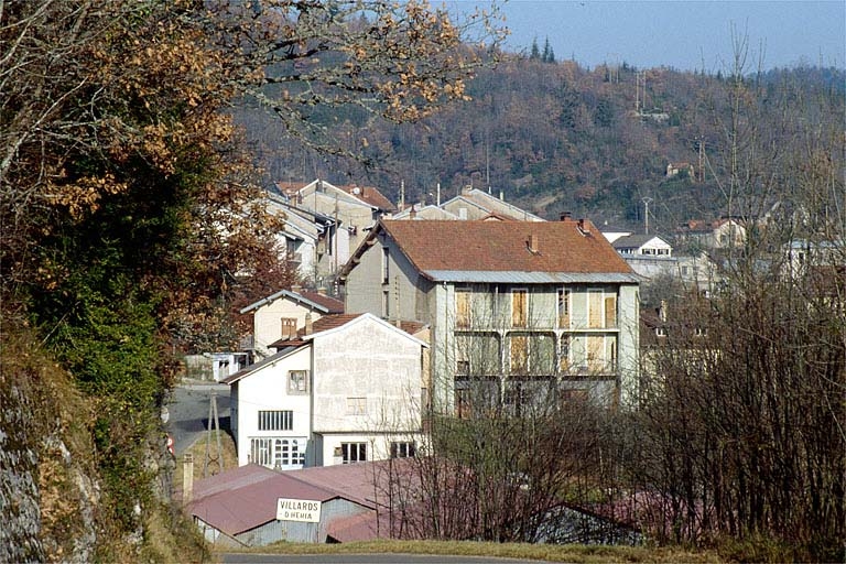 Usines et logement depuis le sud.