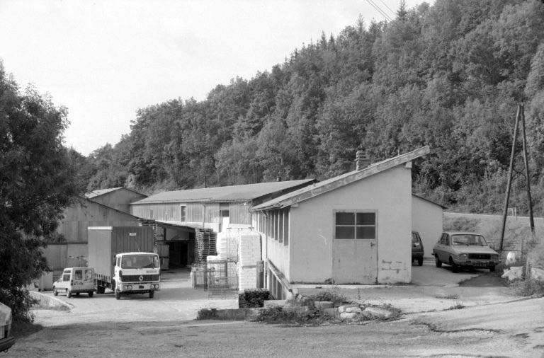Atelier de fabrication et magasins industriels (usine des années 1950).