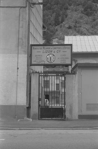 Portail d'entrée sur la rue de la République.