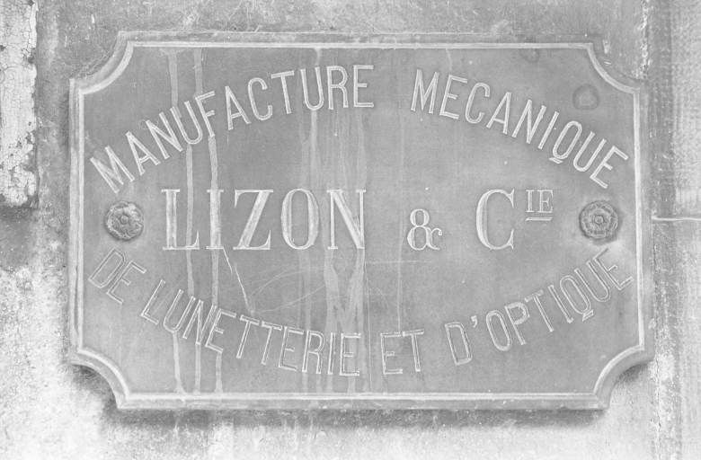 Logement patronal et anciens bureaux (1892) : plaque sur la façade antérieure.