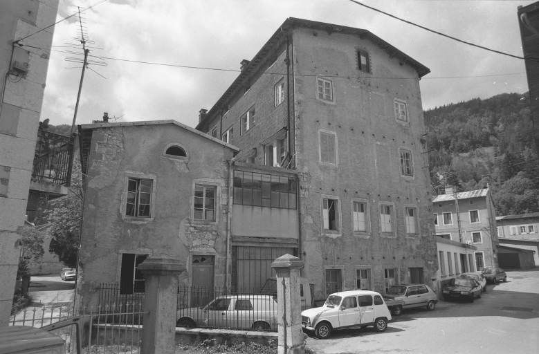 Bâtiment 6-8 rue Victor Poupin : façade latérale gauche.