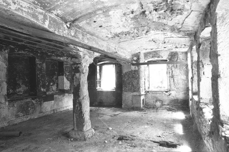 Bâtiment 6-8 rue Victor Poupin : intérieur d'une pièce à l'étage.