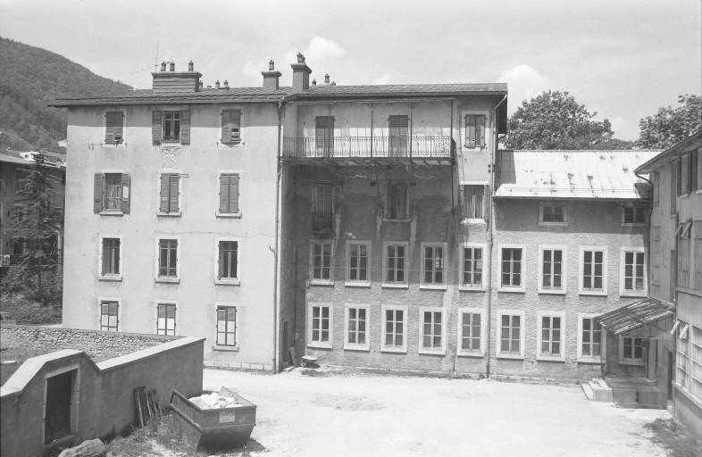 Logement patronal, anciens bureaux et ateliers de fabrication (1892) : façade latérale droite.