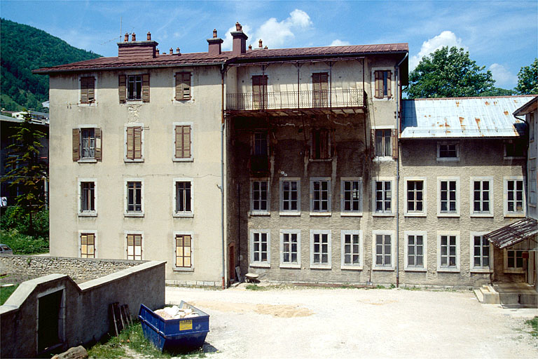 Logement patronal, anciens bureaux et ateliers de fabrication (1892) : façade latérale droite.