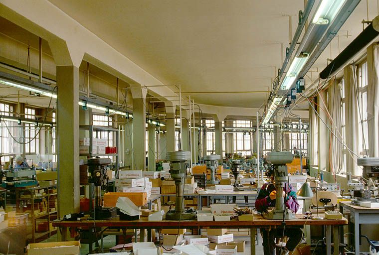Usine de la Manufacture mécanique de Lunetterie et d'Optique, Morez : intérieur d'un atelier.