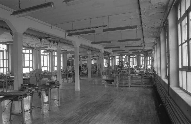 Ateliers de fabrication (1928-1929) : vue d'ensemble de l'étage, depuis le fond.
