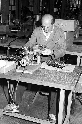 Ateliers de fabrication (1928-1929) : ouvrier au travail.
