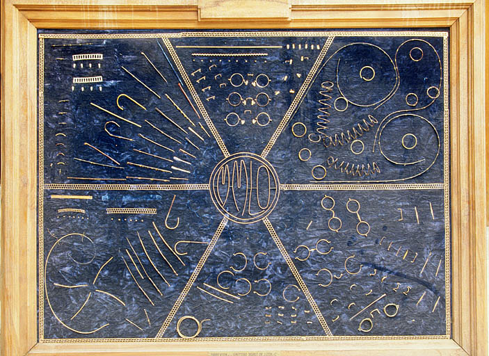Tableau d'exposition réalisé avec des éléments de lunettes.