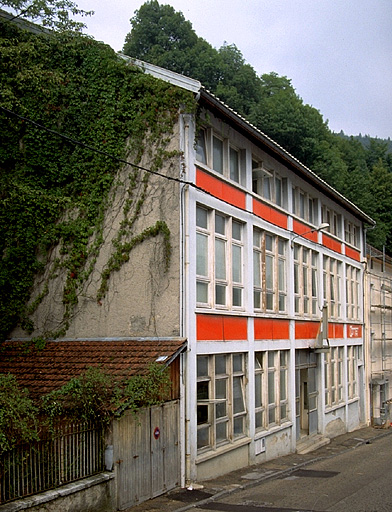 Façade antérieure de trois quarts gauche.