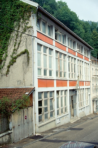 1ère unité (18 rue Pasteur) : façade antérieure de trois quarts gauche.