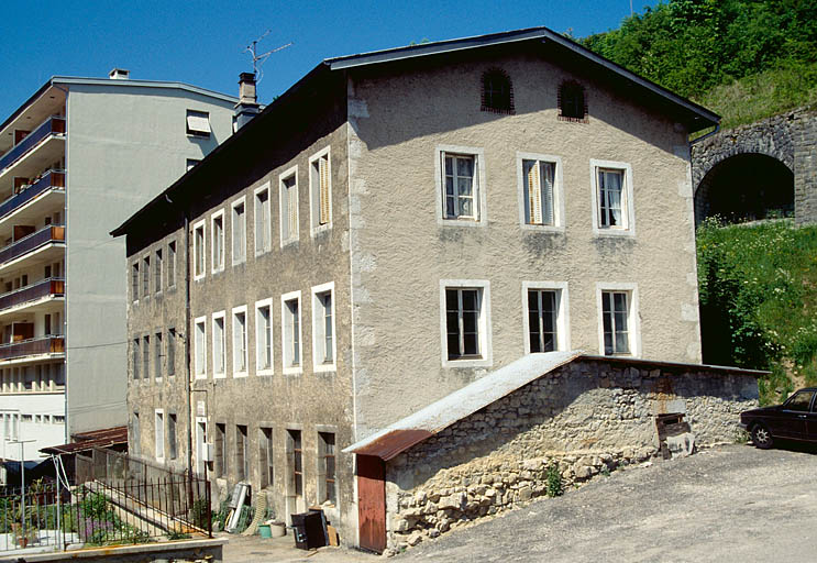 Façades antérieure et latérale droite.
