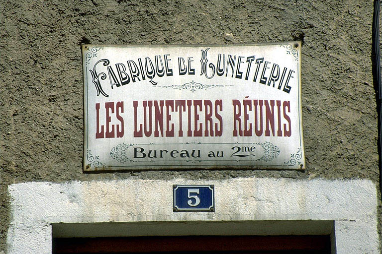 Plaque émaillée à l'entrée.