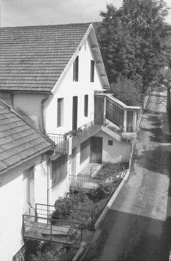 Façade antérieure, de trois quarts gauche.