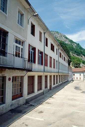 Façade antérieure de trois quarts gauche.