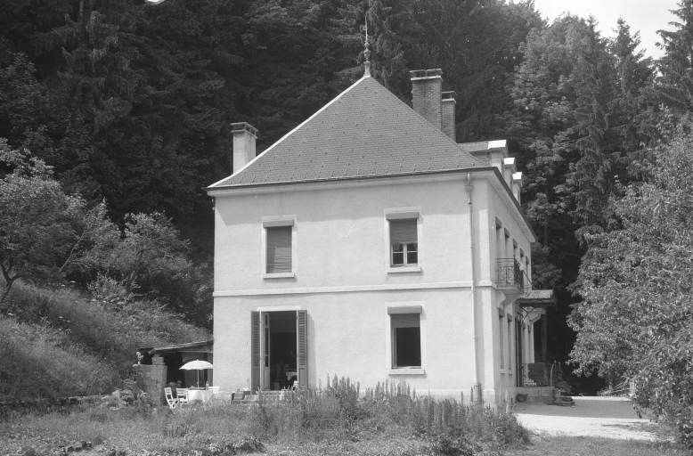 Façade latérale gauche du logement patronal.