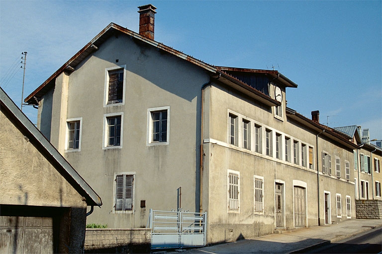 Façade antérieure de trois quarts gauche.