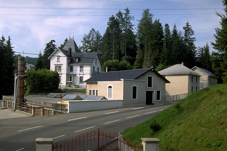 Façades sur rue de trois quarts gauche.