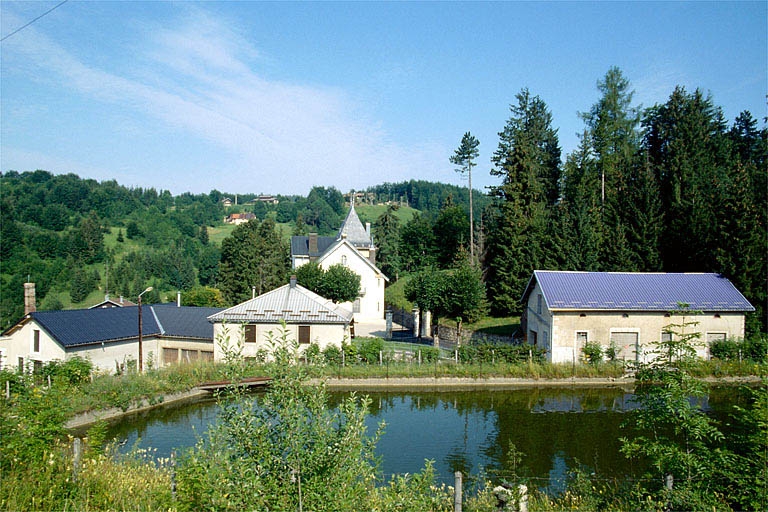 Bassin de retenue et façades sur rue.