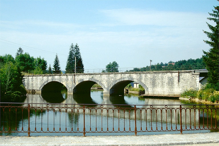 Bassin de retenue et pont du chemin de fer.
