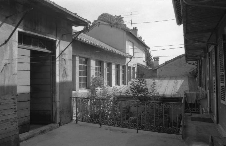 Façade antérieure de l'atelier de fabrication et bureau.